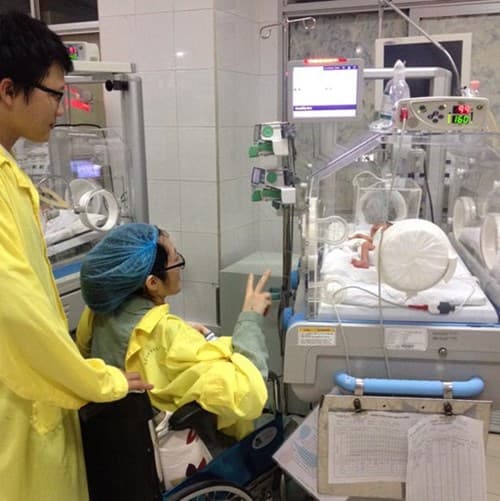 Người mẹ ung thư phổi giai đoạn cuối quyết không điều trị để sinh con đã qua đời