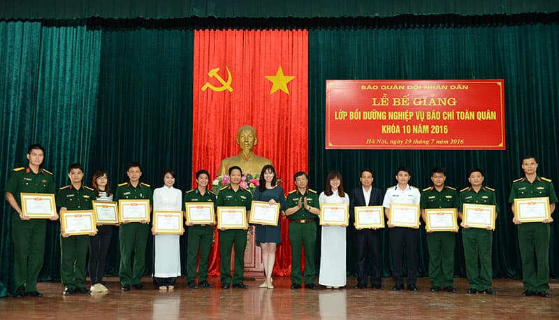 Bế giảng lớp bồi dưỡng nghiệp vụ báo chí toàn quân khóa 10