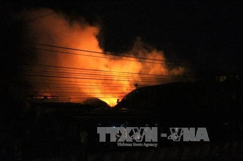 Bình Dương: Cháy lớn kho phế liệu suốt nhiều giờ, 1.500m2 nhà xưởng bị thiêu rụi