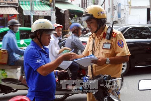 Hà Nội xử lý gần 800 trường hợp vi phạm liên quan đến mũ bảo hiểm trong ngày 1-8