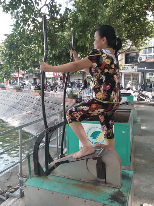 Máy tập thể dục "ích nước, lợi mình"