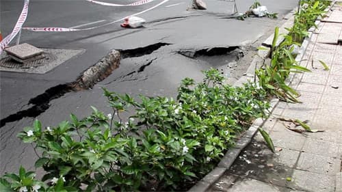 TP Hồ Chí Minh: Sụt lún nghiêm trọng trên đường ven kênh Nhiêu Lộc - Thị Nghè