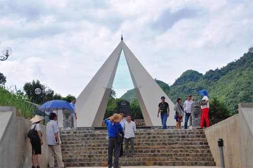 Thăm Lâm viên, nhớ bài thơ Tây tiến