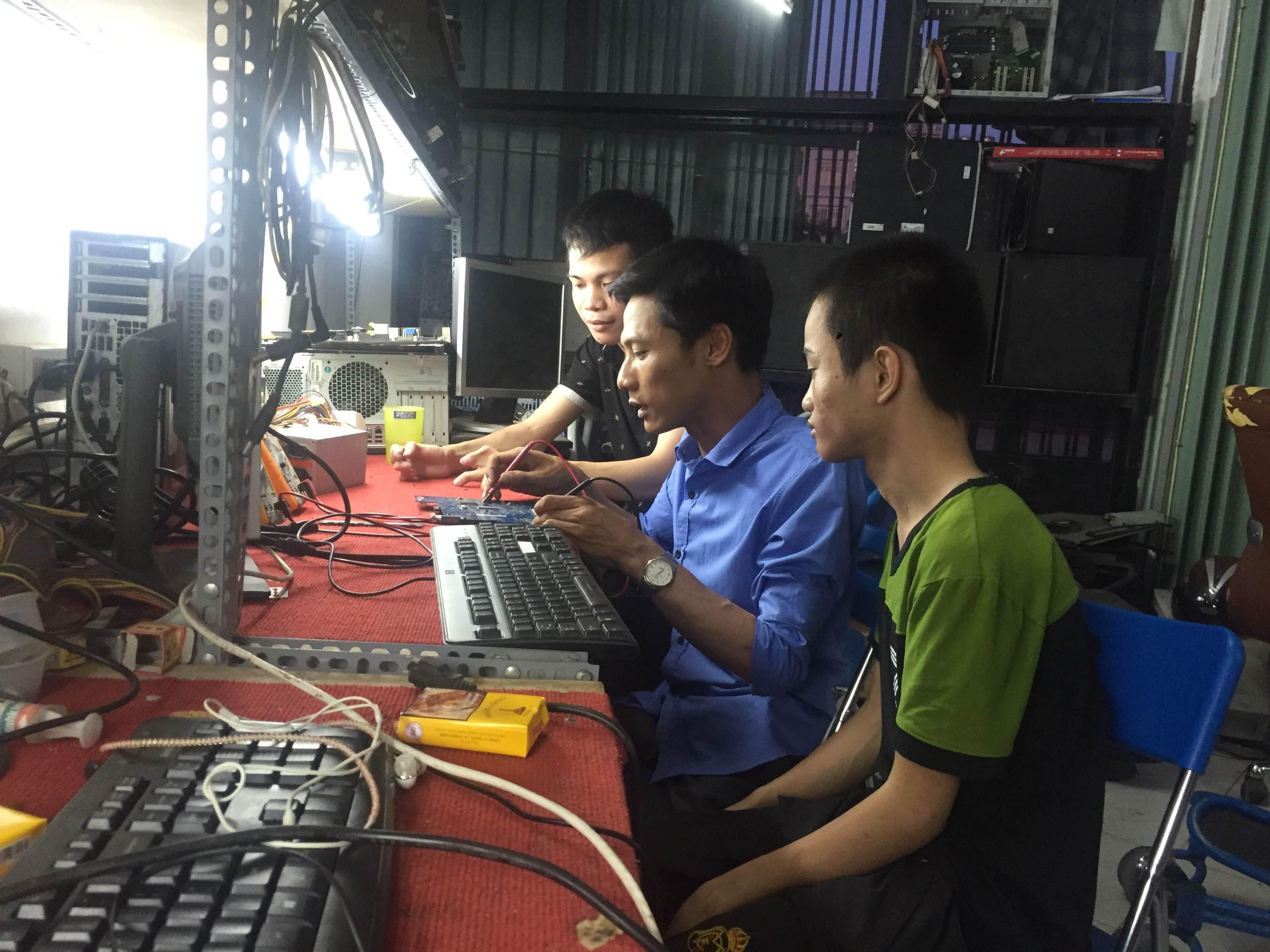 Chàng trai khuyết tật giàu nghị lực