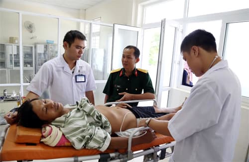 Đưa ngư dân bị tai biến vào bờ an toàn