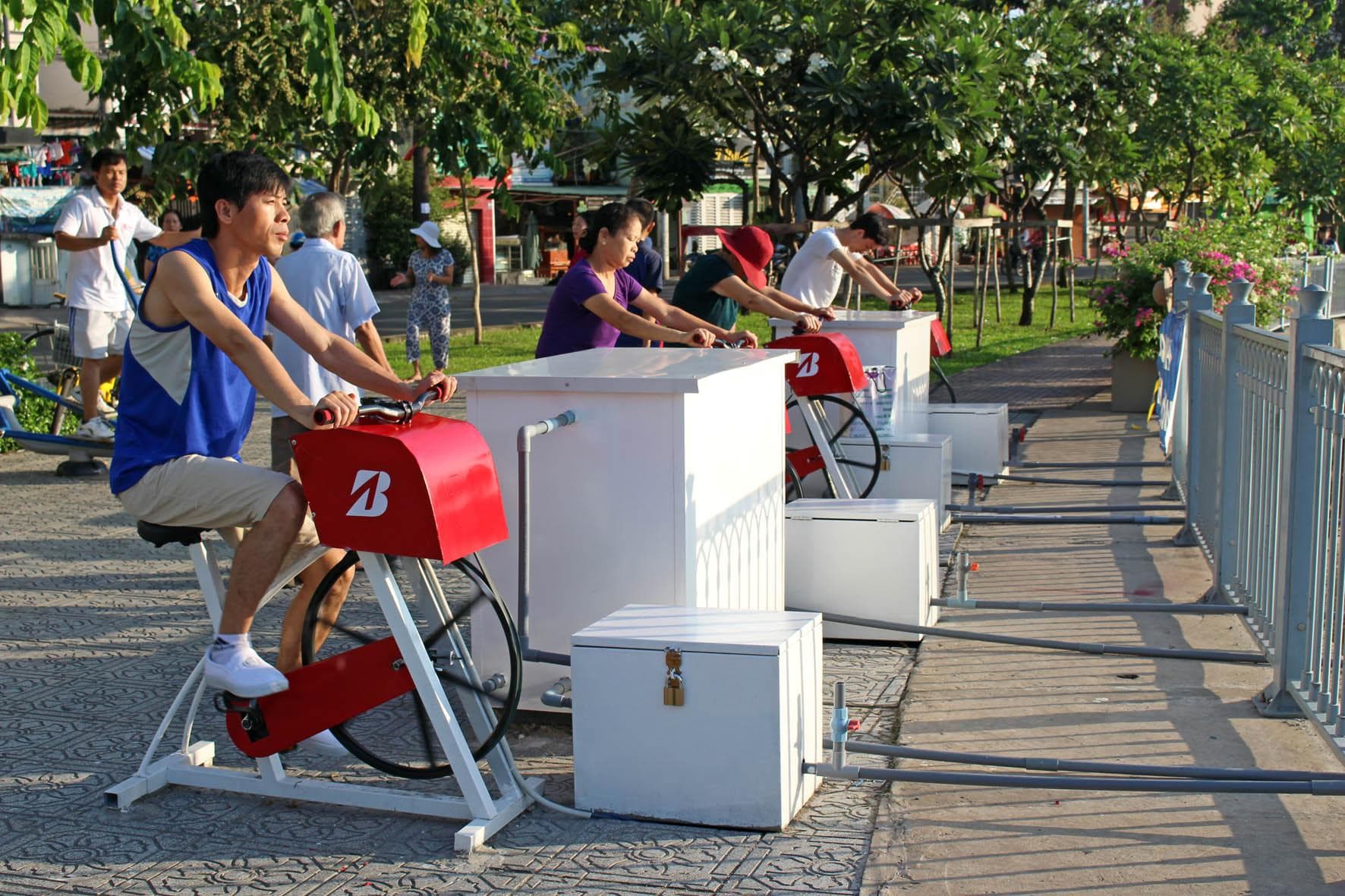Xe đạp lọc nước giúp sông hồ thêm xanh