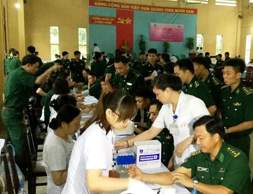 Gần 400 quân nhân Trường Trung cấp 24 Biên phòng tình nguyện tham gia hiến máu