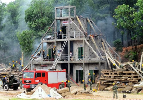 Hành quân trong bão, diễn tập trong mưa