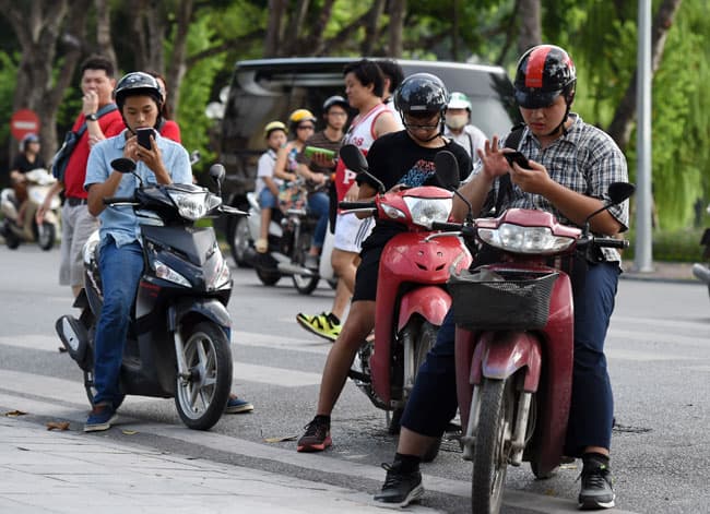 Đổ xô ra đường tìm bắt Pô-Kê-Mon