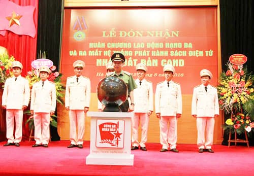Nhà Xuất bản Công an nhân dân đón nhận Huân chương Lao động hạng Ba