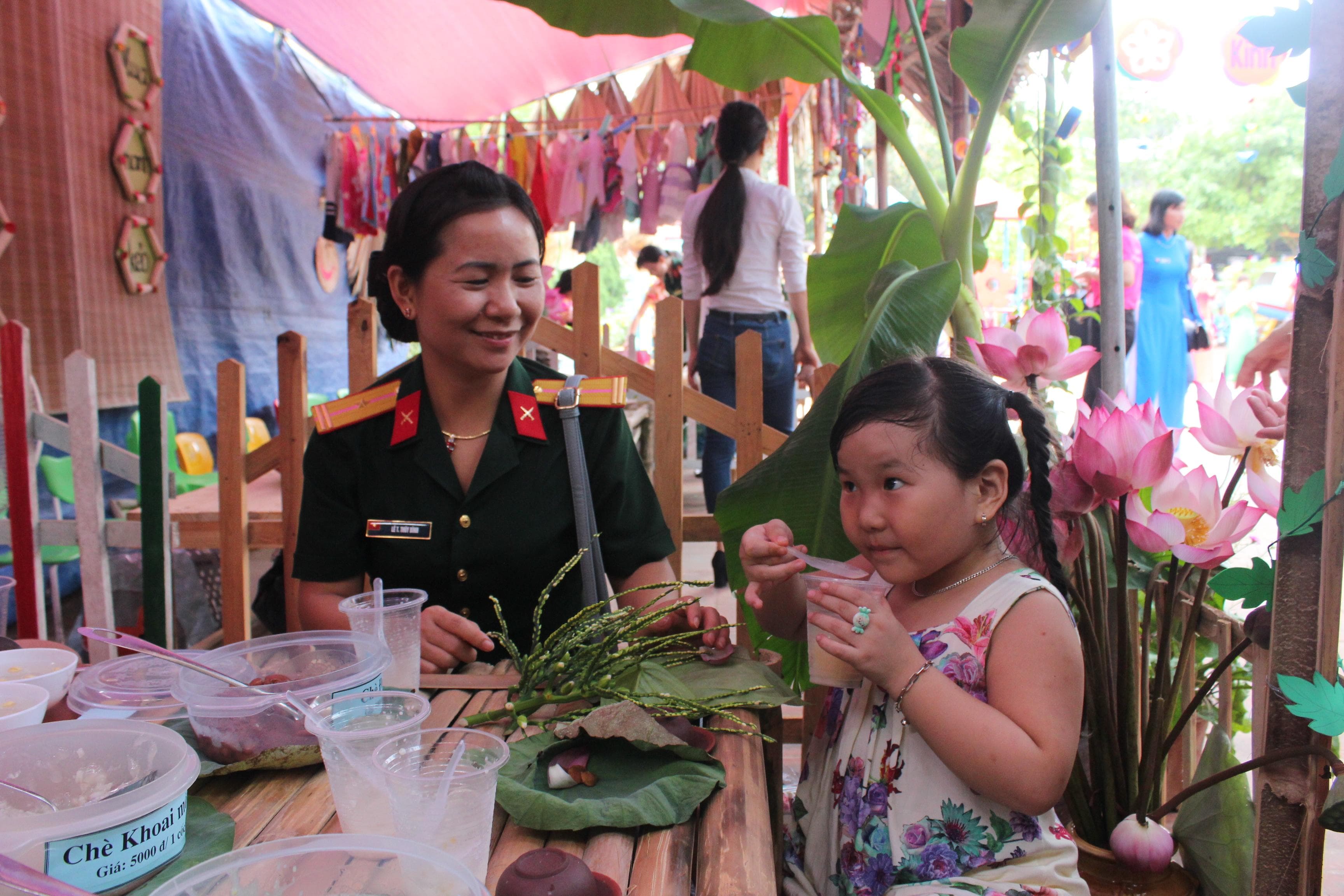 "Con thích chợ quê"