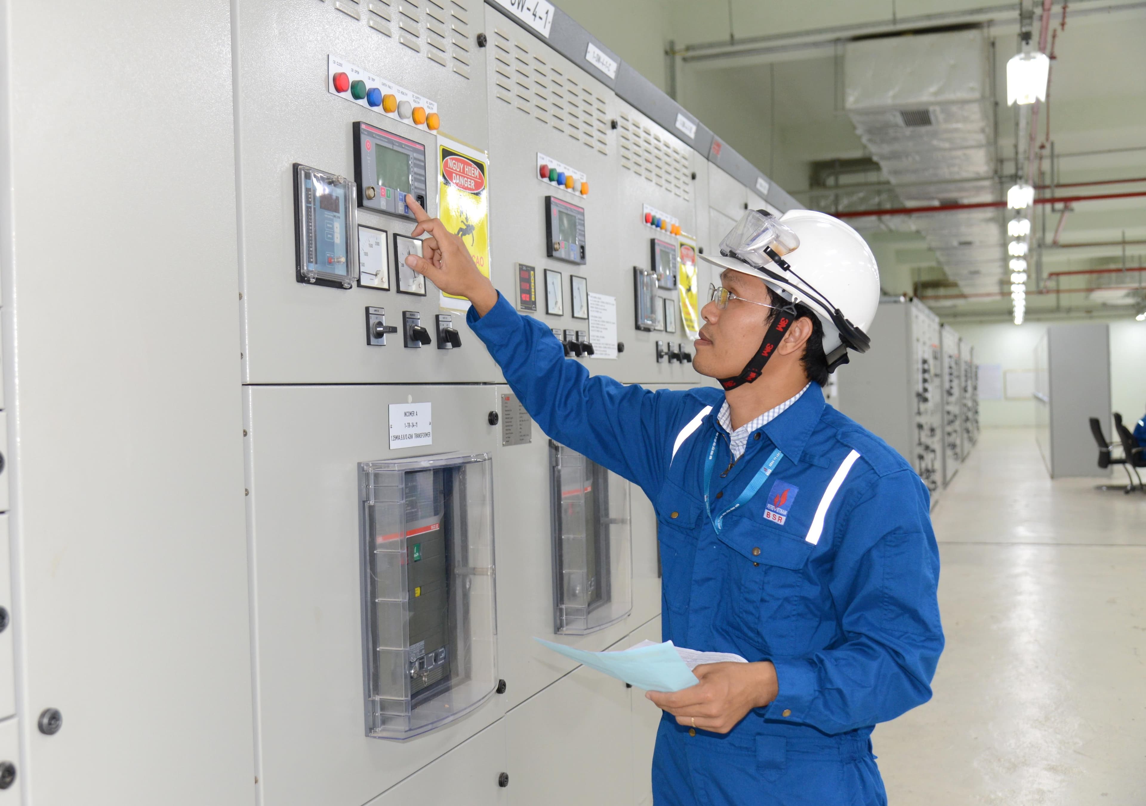 Người “chỉnh điện mát tay” ở Nhà máy Lọc dầu Dung Quất
