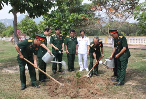 Làm đẹp đơn vị trên mảnh đất "dư nắng, thừa gió"