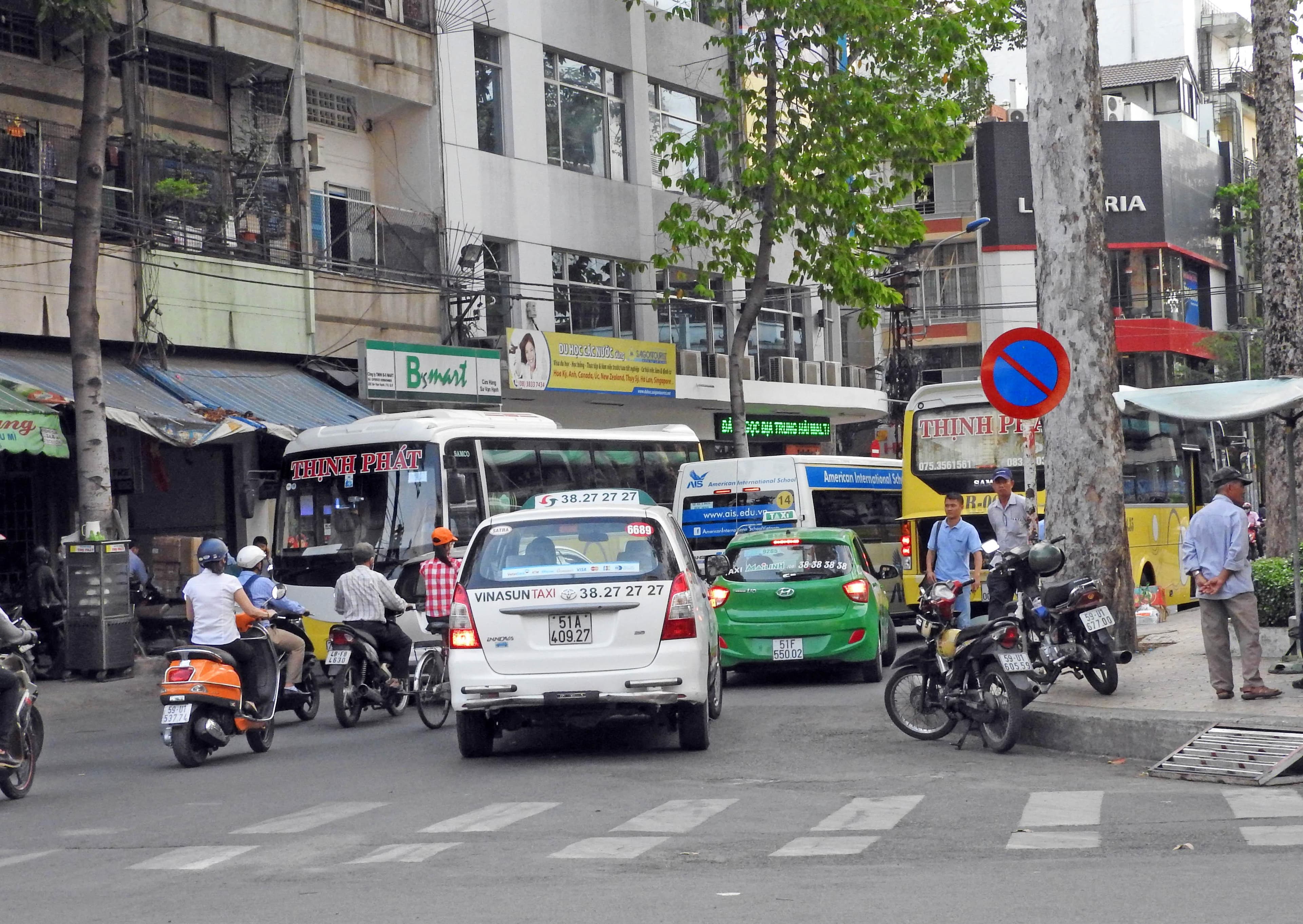 Bài 1: Nhức nhối với xe khách trá hình
