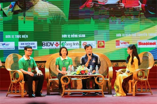 Đại tá Hoàng Xuân Vinh giao lưu cùng 100 thủ khoa xuất sắc tại Hà Nội