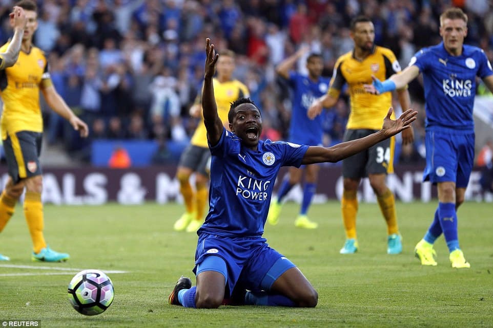 Arsenal chia điểm trên sân của Leicester City