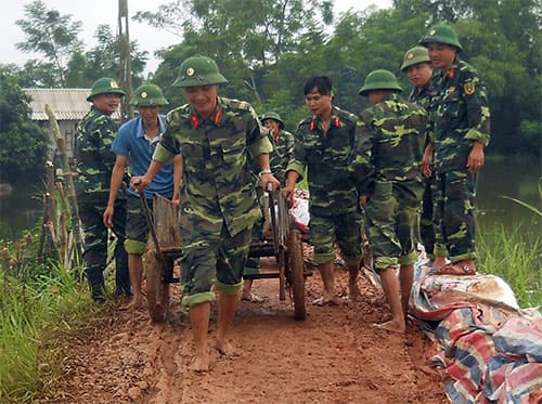 Giúp dân chống ngập úng