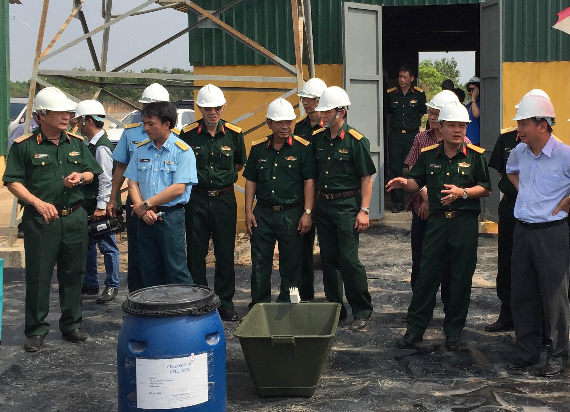 Dũng cảm, tinh nhuệ xử lý chất độc hóa học tồn lưu