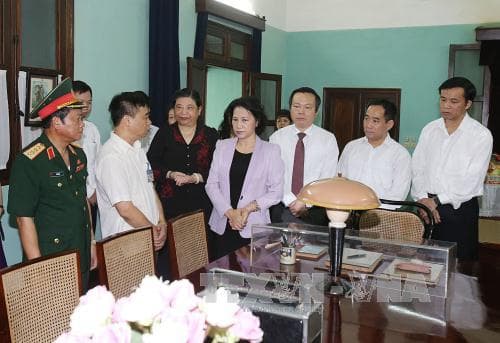Chủ tịch Quốc hội Nguyễn Thị Kim Ngân dâng hương tưởng niệm Chủ tịch Hồ Chí Minh