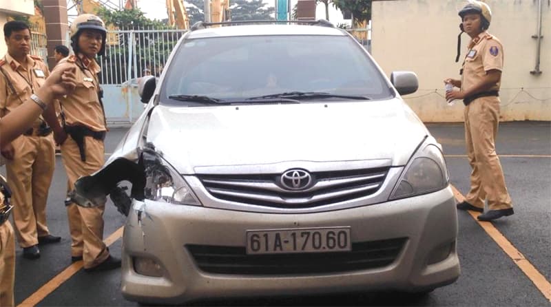 Cảnh sát giao thông bắt "xế hộp" chở hơn 20.000 cây thuốc lá lậu