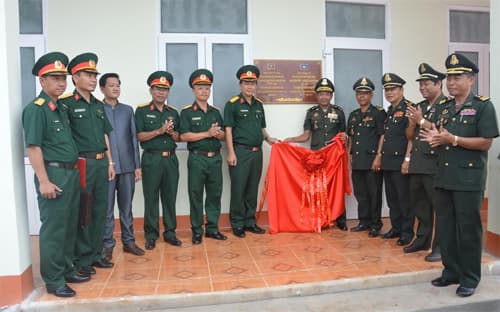 Bàn giao công trình tặng Tiểu khu quân sự Mondulkiri (Campuchia)