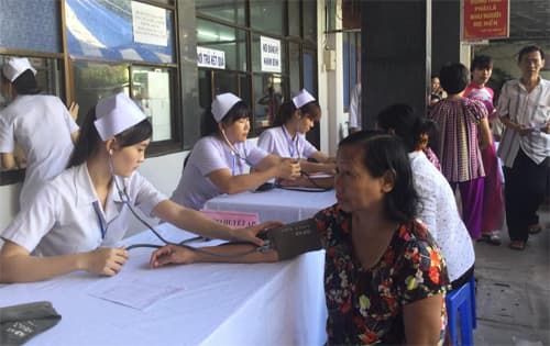 Khám bệnh, tặng quà cho đồng bào nghèo quận 5