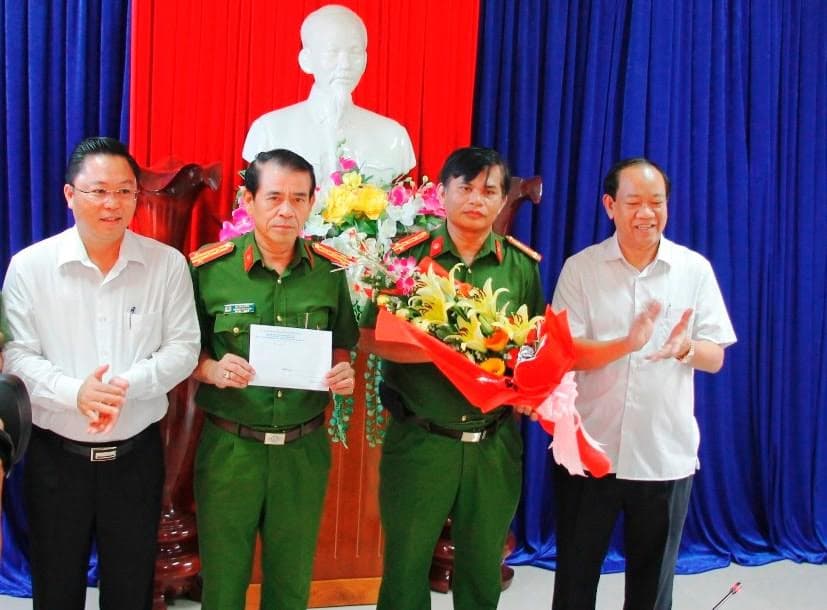 Thêm 5 đối tượng phá rừng pơ mu ra đầu thú