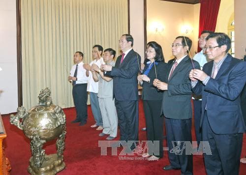 Chủ tịch nước Trần Đại Quang dâng hương tưởng nhớ Bác Hồ