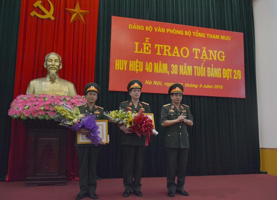 Đảng bộ Văn phòng Bộ Tổng Tham mưu trao Huy hiệu Đảng đợt 2-9