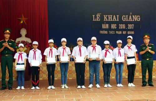Tặng 10 suất quà trị giá 5 triệu đồng cho học sinh nghèo