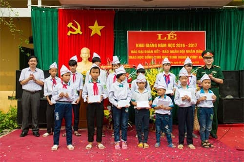 Báo Quân đội nhân dân trao học bổng tặng học sinh vượt khó học giỏi