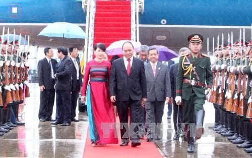 Thủ tướng Chính phủ Nguyễn Xuân Phúc tới Viêng Chăn bắt đầu tham dự Hội nghị cấp cao ASEAN lần thứ 28-29