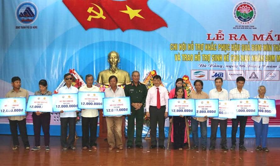 240 triệu đồng hỗ trợ sinh kế cho nạn nhân bom mìn