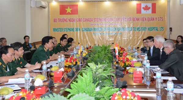 Bộ trưởng Bộ Ngoại giao Canada thăm Bệnh viện Quân y 175