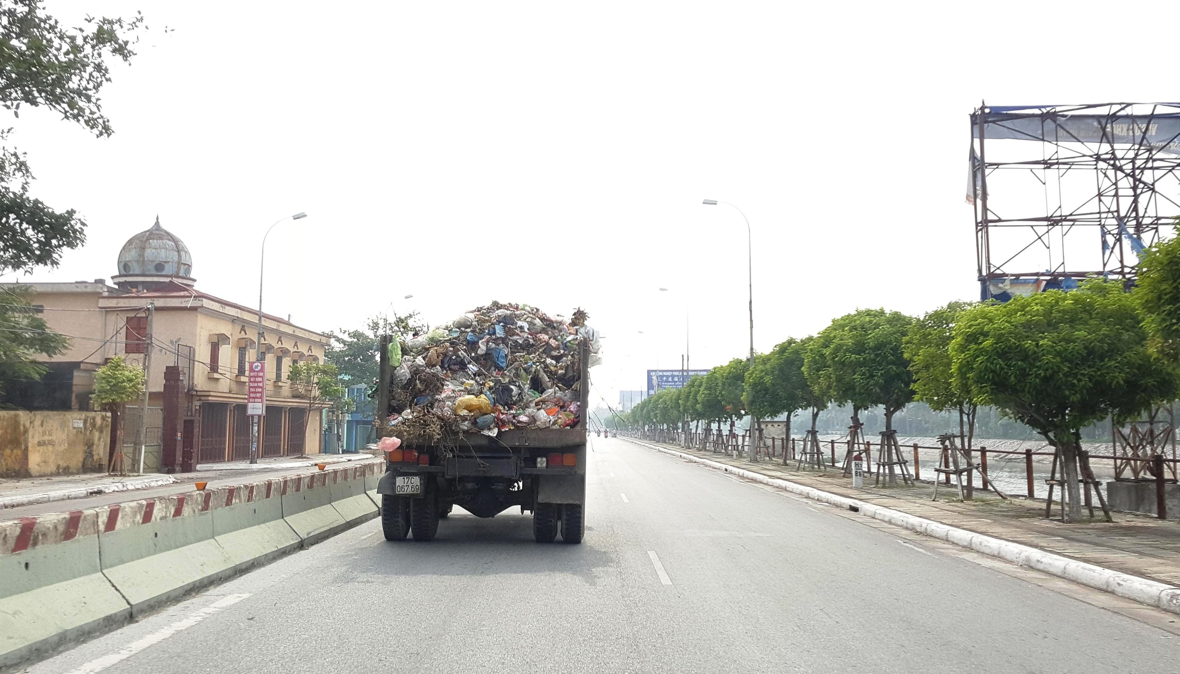 Xe chở rác chưa đạt tiêu chuẩn