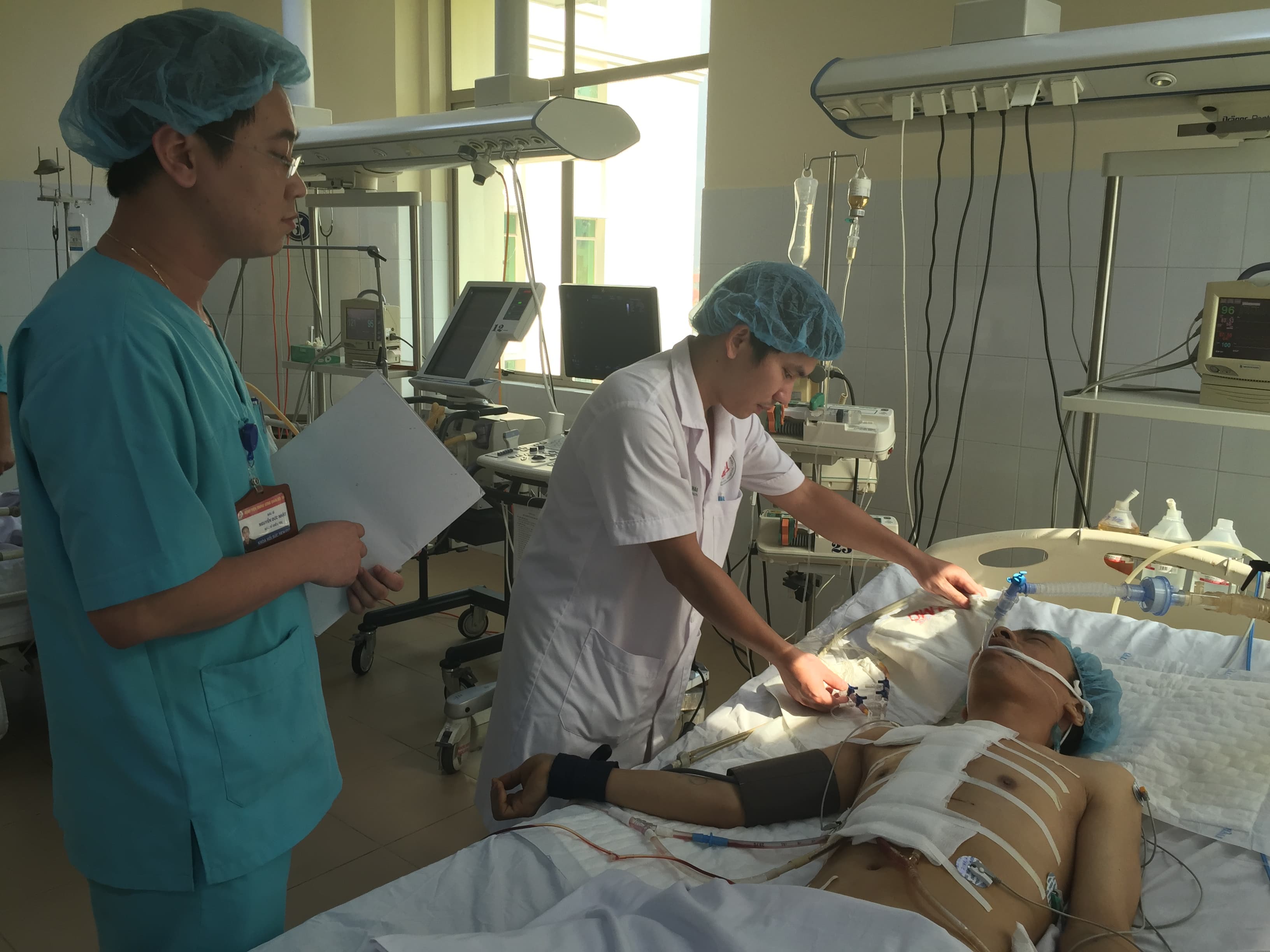Bệnh viện Trung ương Quân đội 108 phẫu thuật ngay tại cáng cứu sống bệnh nhân bị đâm thấu tim