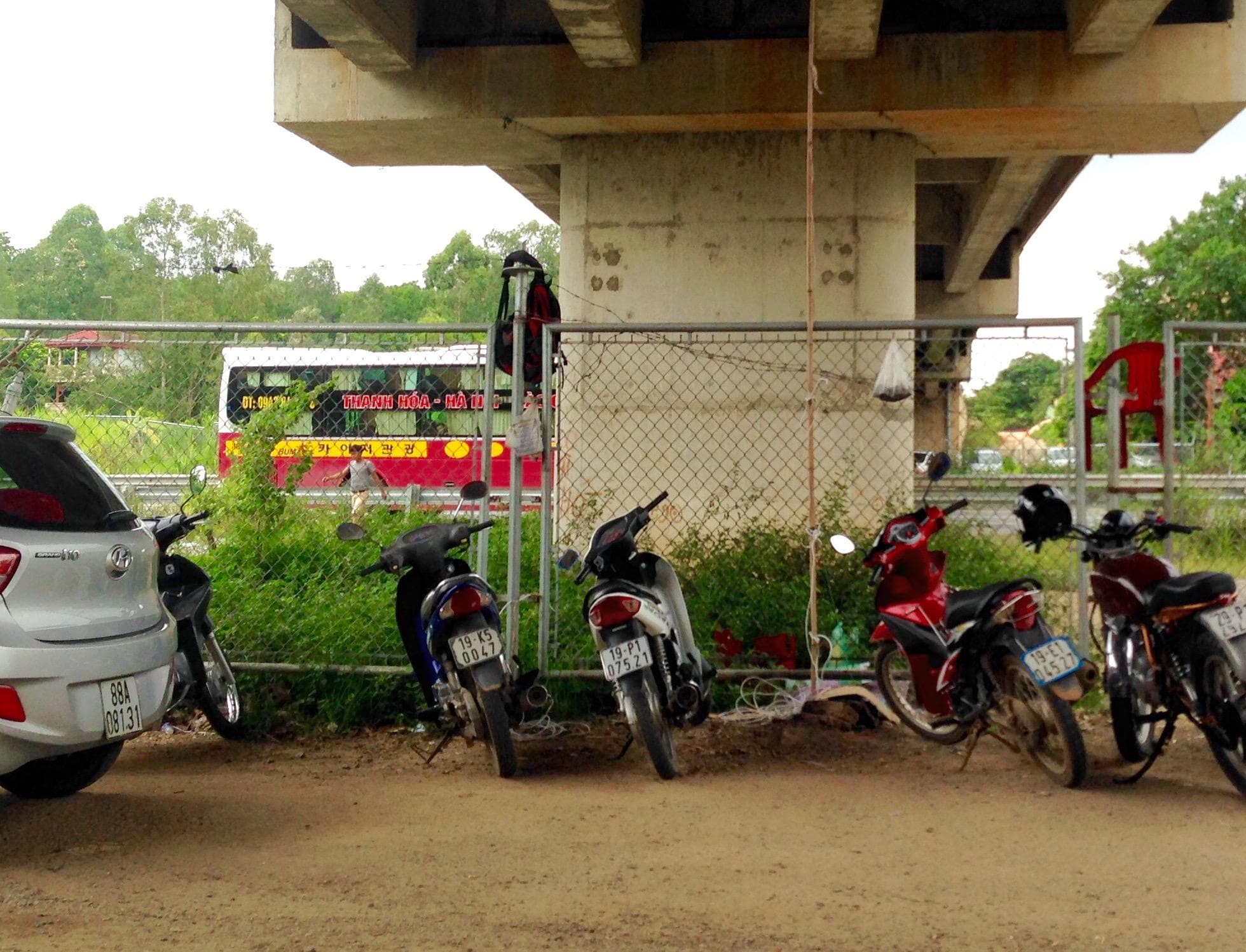 Báo động tình trạng phá rào chắn trên đường cao tốc Nội Bài-Lào Cai