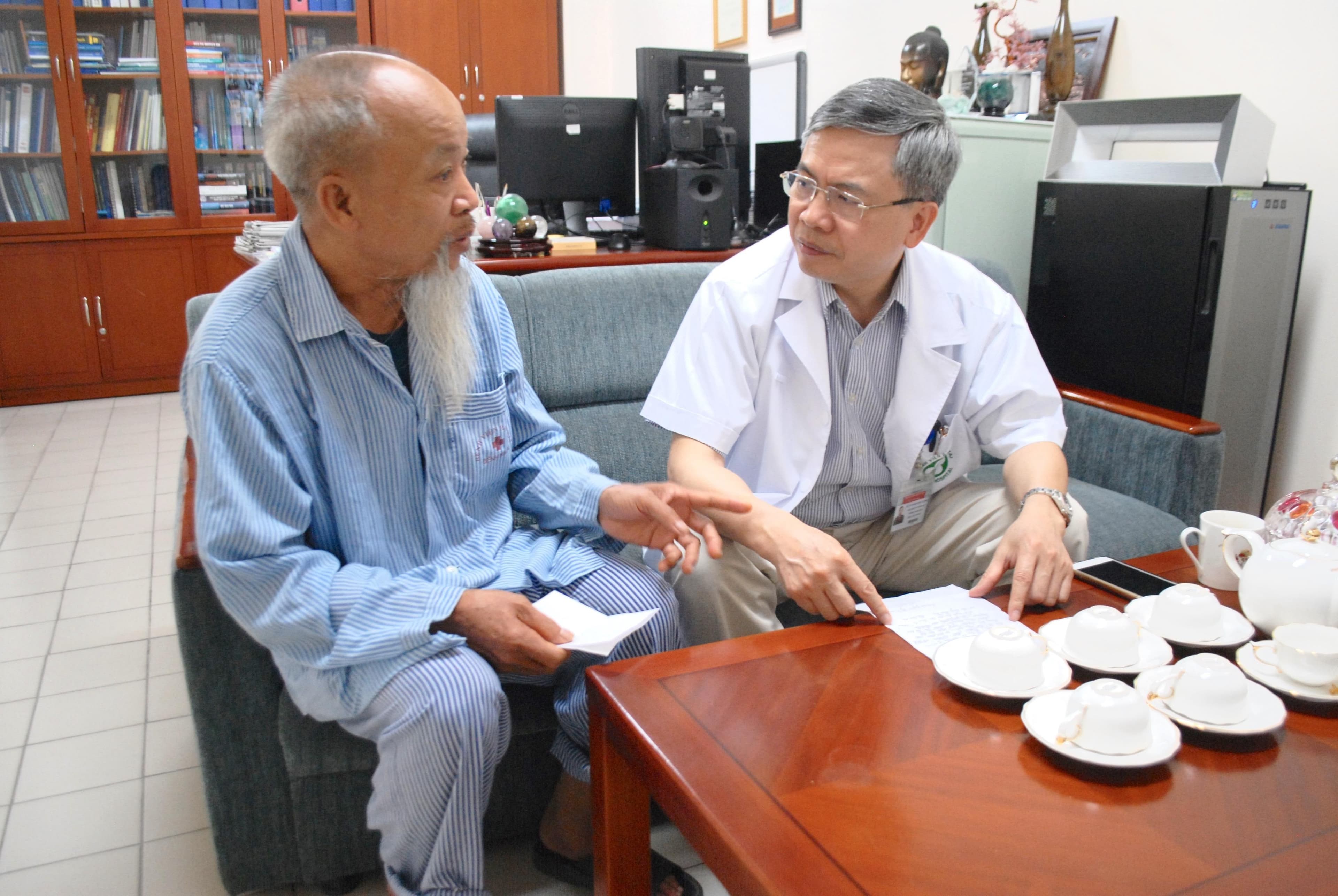 Người vá những "vết rách tử thần"
