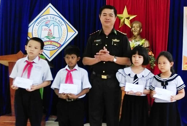 Bộ đội Biên phòng Đà Nẵng trao quà “Nâng bước em đến trường”