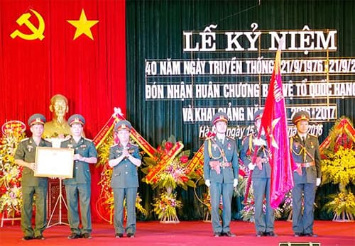 Trường Sĩ quan Phòng hóa đón nhận Huân chương Bảo vệ Tổ quốc hạng nhì