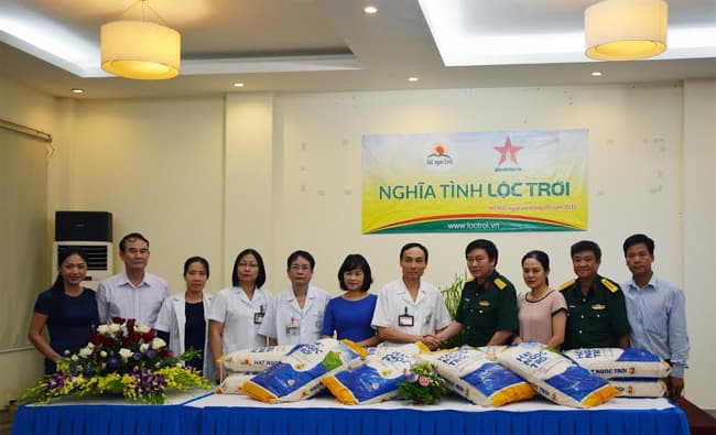 Ban tổ chức chương trình “Rạng rỡ Việt Nam” tặng gạo 2 bếp ăn miễn phí phục vụ bệnh nhân nghèo