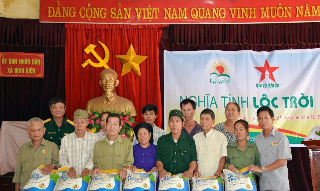 Ban tổ chức chương trình “Rạng rỡ Việt Nam” tặng gạo tại xã Định Biên (Định Hóa,Thái Nguyên)