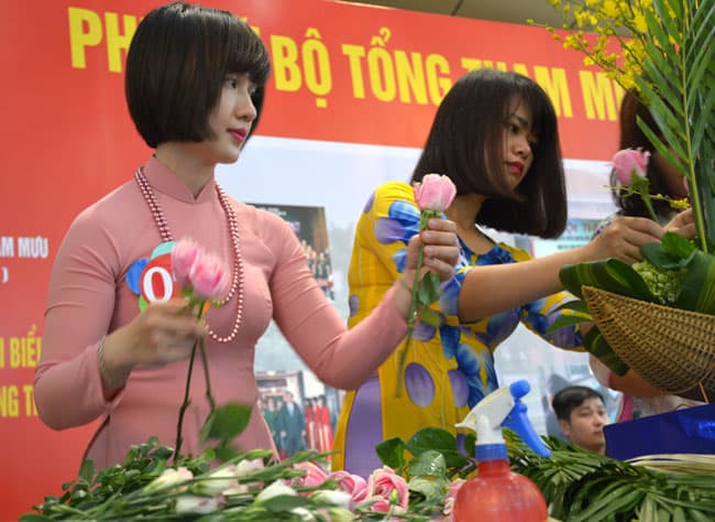 Phụ nữ Bộ Tổng tham mưu trổ tài cắm hoa nghệ thuật