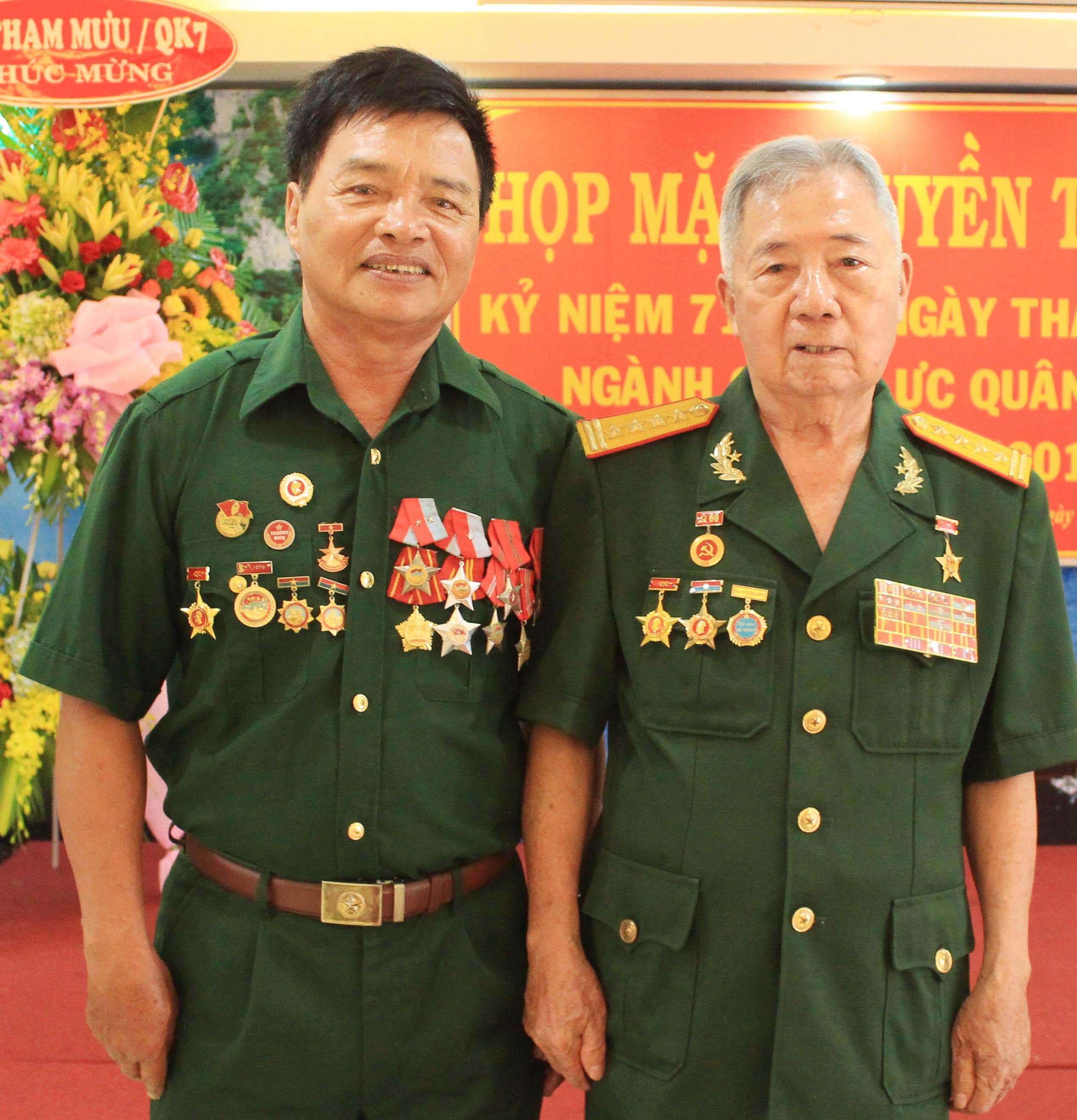 Đóng giả địch để bắt địch