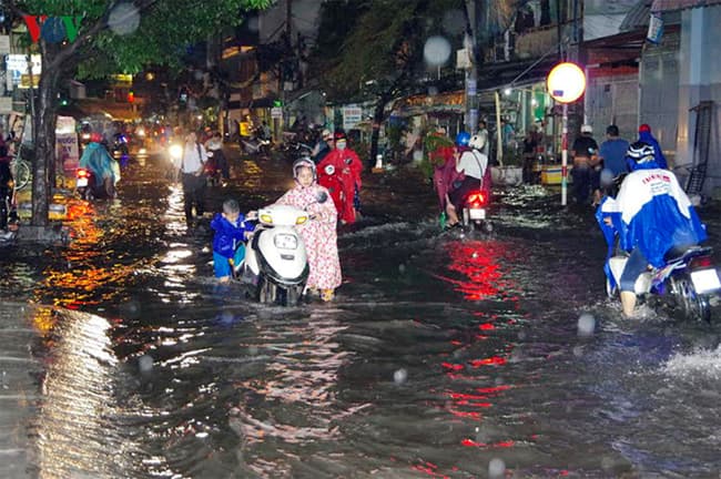 TP Hồ Chí Minh: Đường phố thành "biển nước" sau mưa lớn