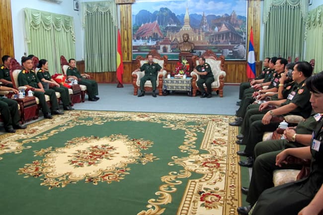 Đoàn sĩ quan trẻ Việt Nam thăm Học viện Quốc phòng Cay-sỏn Phôm-vi-hản