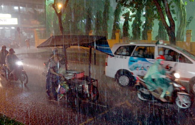 Thành phố Hồ Chí Minh tiếp tục mưa lớn, gây nhiều sự cố