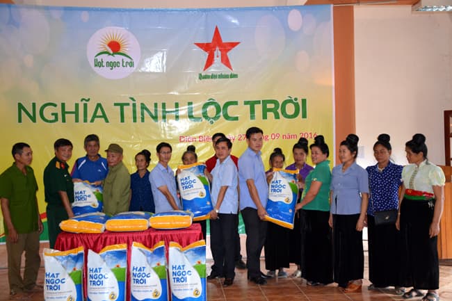 Ban tổ chức chương trình nghệ thuật “Rạng rỡ Việt Nam” trao tặng gạo tại Điện Biên