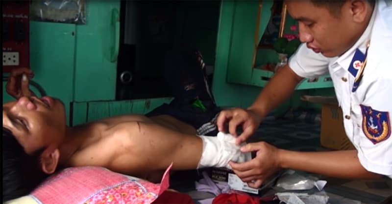 Tàu Cảnh sát biển cấp cứu ngư dân bị nạn trên biển