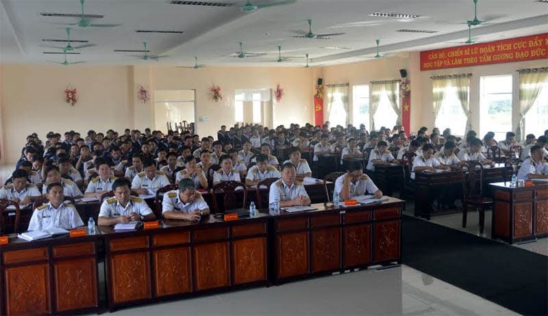 Sinh hoạt đối thoại dân chủ với cán bộ, chiến sĩ